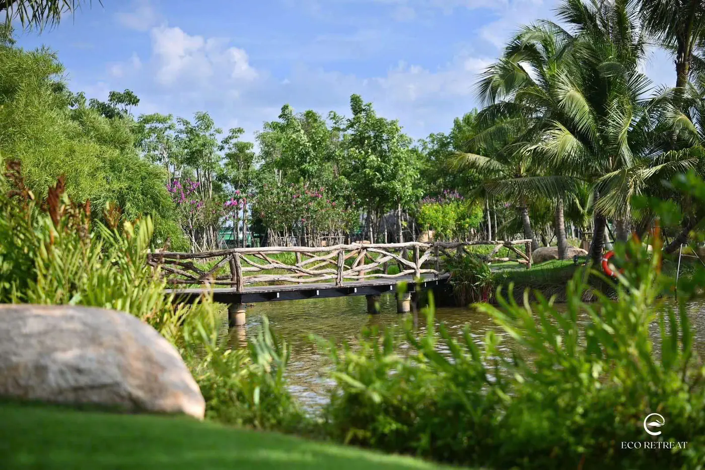 Cầu gỗ và vườn đá trong khuôn viên Eco Retreat
