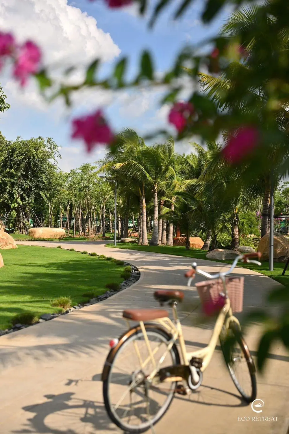 Lối đi nội khu và xe đạp tại Eco Retreat Ecopark Long An
