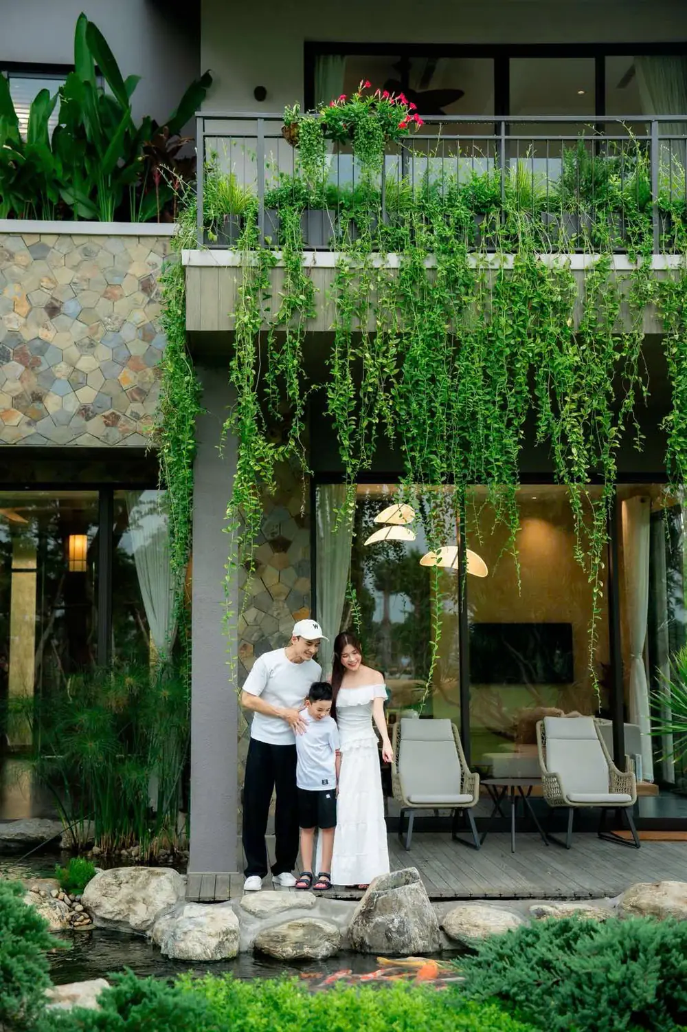 Hiên nhà và hồ cá koi trong khuôn viên Eco Retreat Ecopark Long An