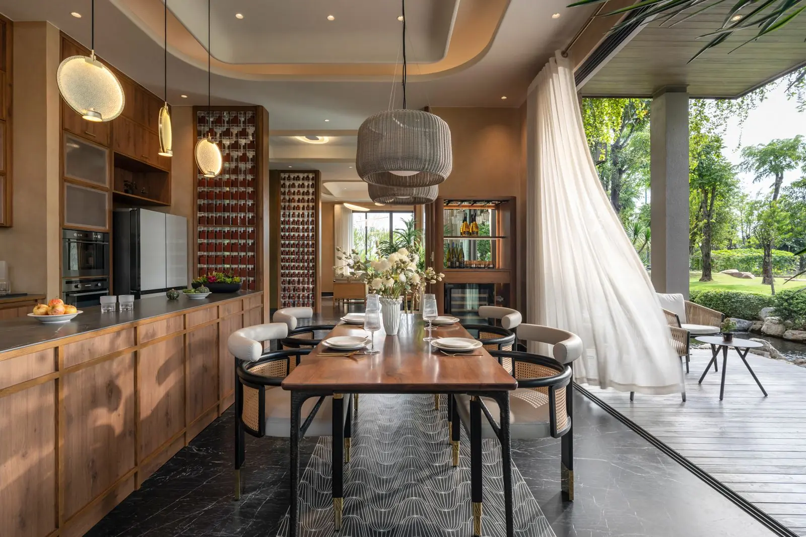 Bếp và phòng ăn mở ra hiên vườn Retreat Forest